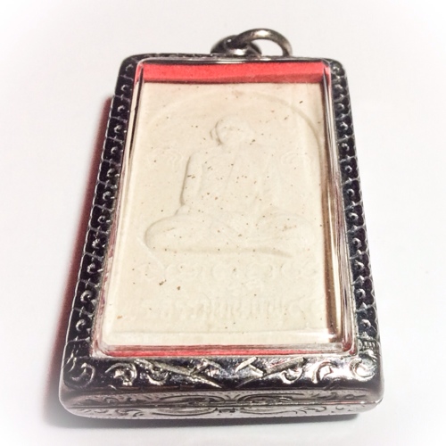 Rear face of the amulet has the image of Luang Por Pae
