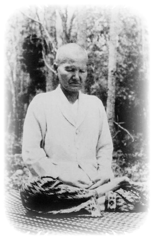 Kun mae Chee Bun Ruean Thai Buddhist Nun of Wat Sampant Wongs, Wat Awut and Wat Sarnath