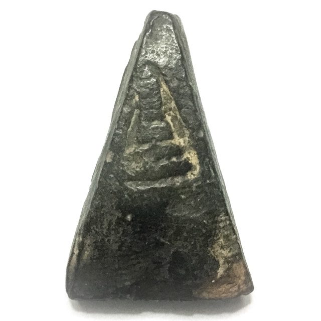 Chedi on rear of Pra U-Tong Awk Seuk Amulet 2510 BE amulet